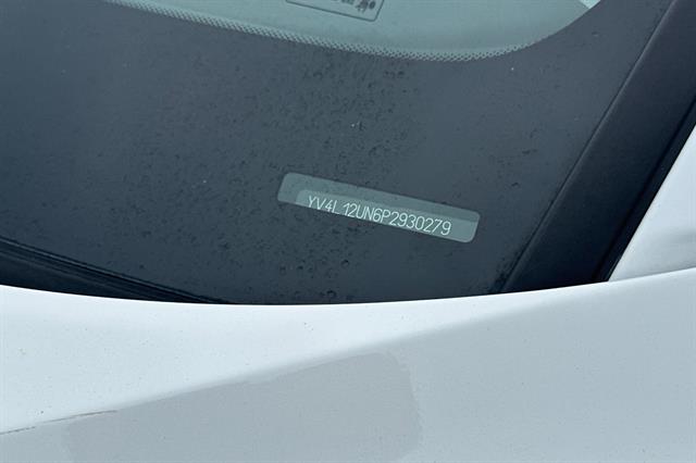 2023 Volvo XC40 Plus photo 2