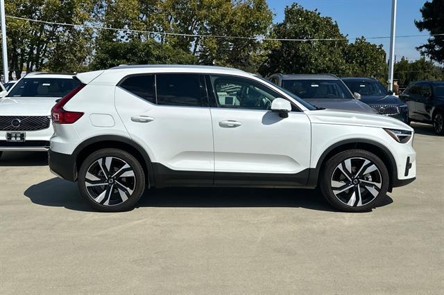 2025 Volvo XC40 photo 2