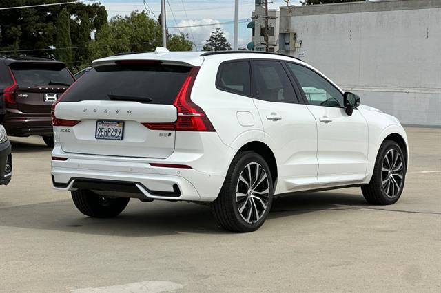 2023 Volvo XC60 B5 Plus photo 2
