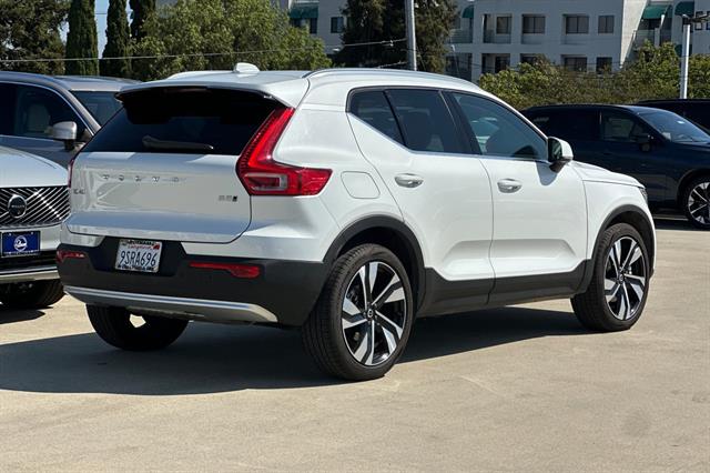2025 Volvo XC40 photo 3