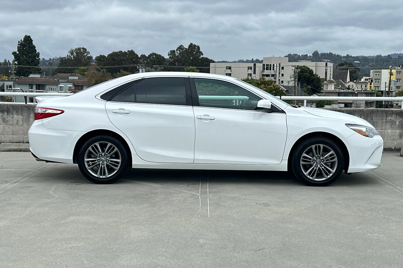 2016 Toyota Camry SE photo 2