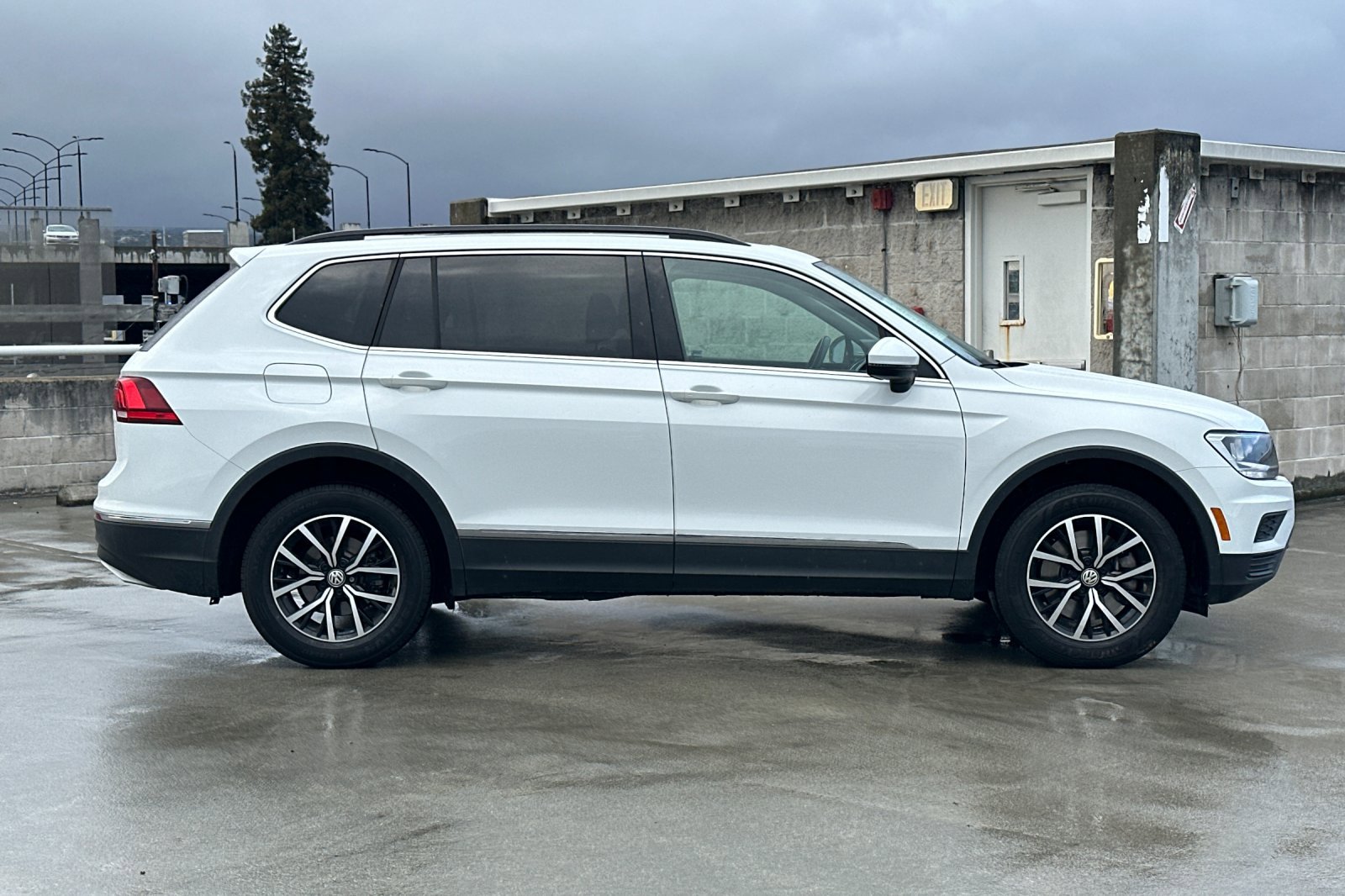 2021 Volkswagen Tiguan SE photo 2