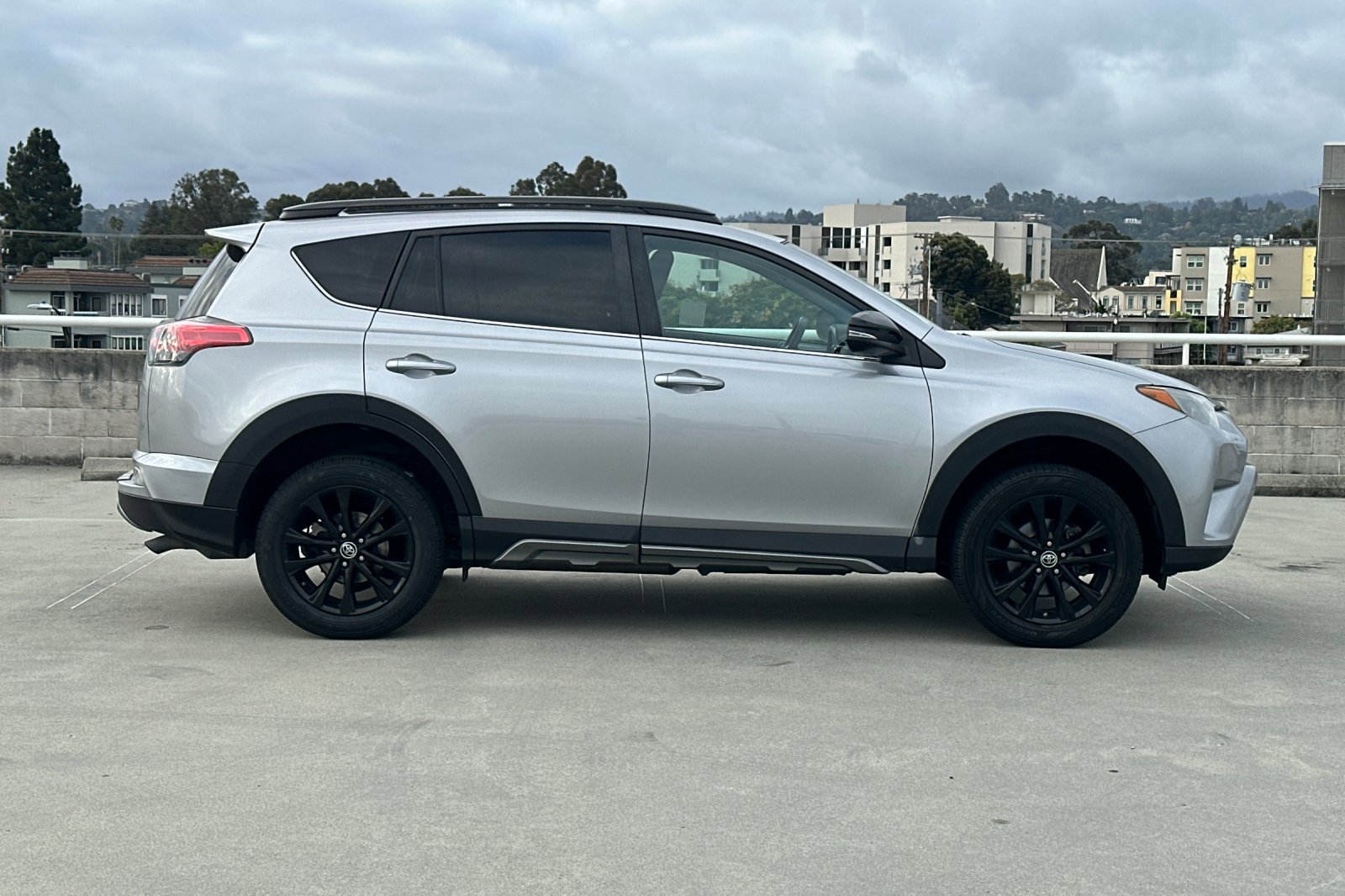 2018 Toyota RAV4 Adventure photo 2