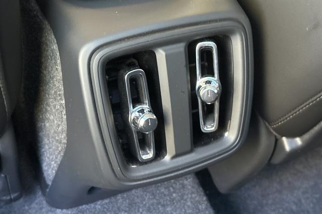 2025 Volvo XC40 Core - Photo 13