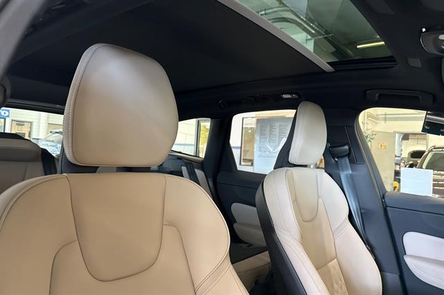 2026 Volvo XC60 Plus - Photo 17