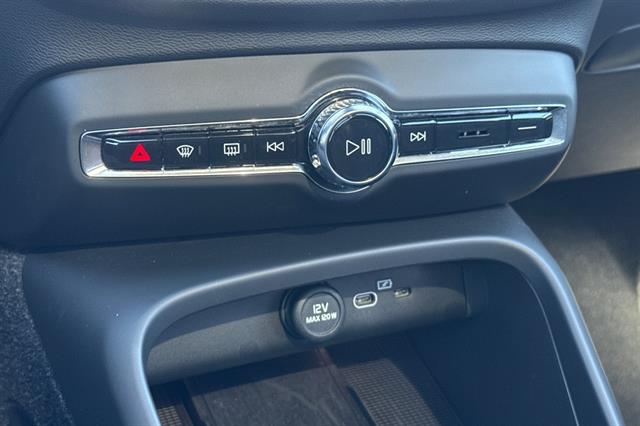 2025 Volvo XC40 Core - Photo 23
