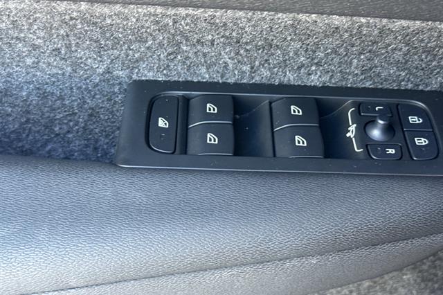 2025 Volvo XC40 Core - Photo 11