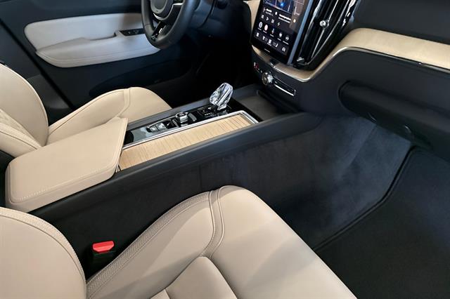 2026 Volvo XC60 Plus - Photo 16