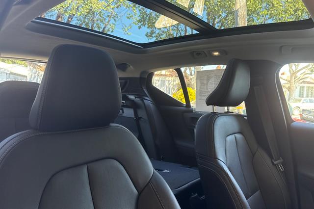2025 Volvo XC40 Core - Photo 18