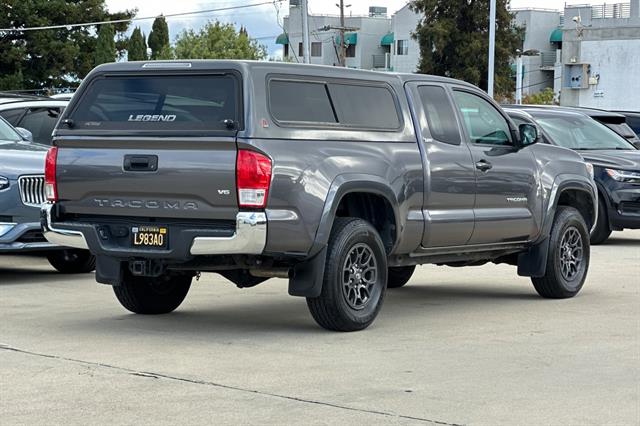 2017 Toyota Tacoma SR5 V6 photo 3