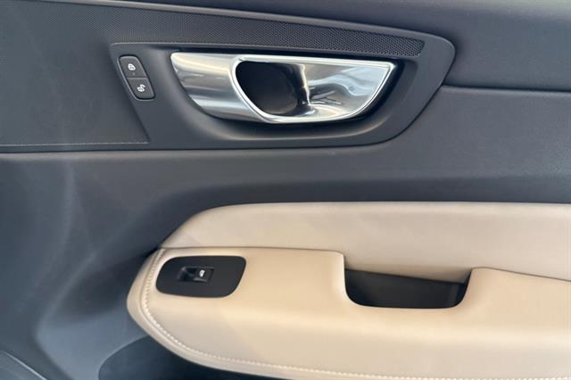 2026 Volvo XC60 Plus - Photo 18