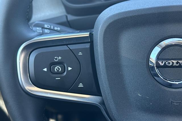 2025 Volvo XC40 Core - Photo 27