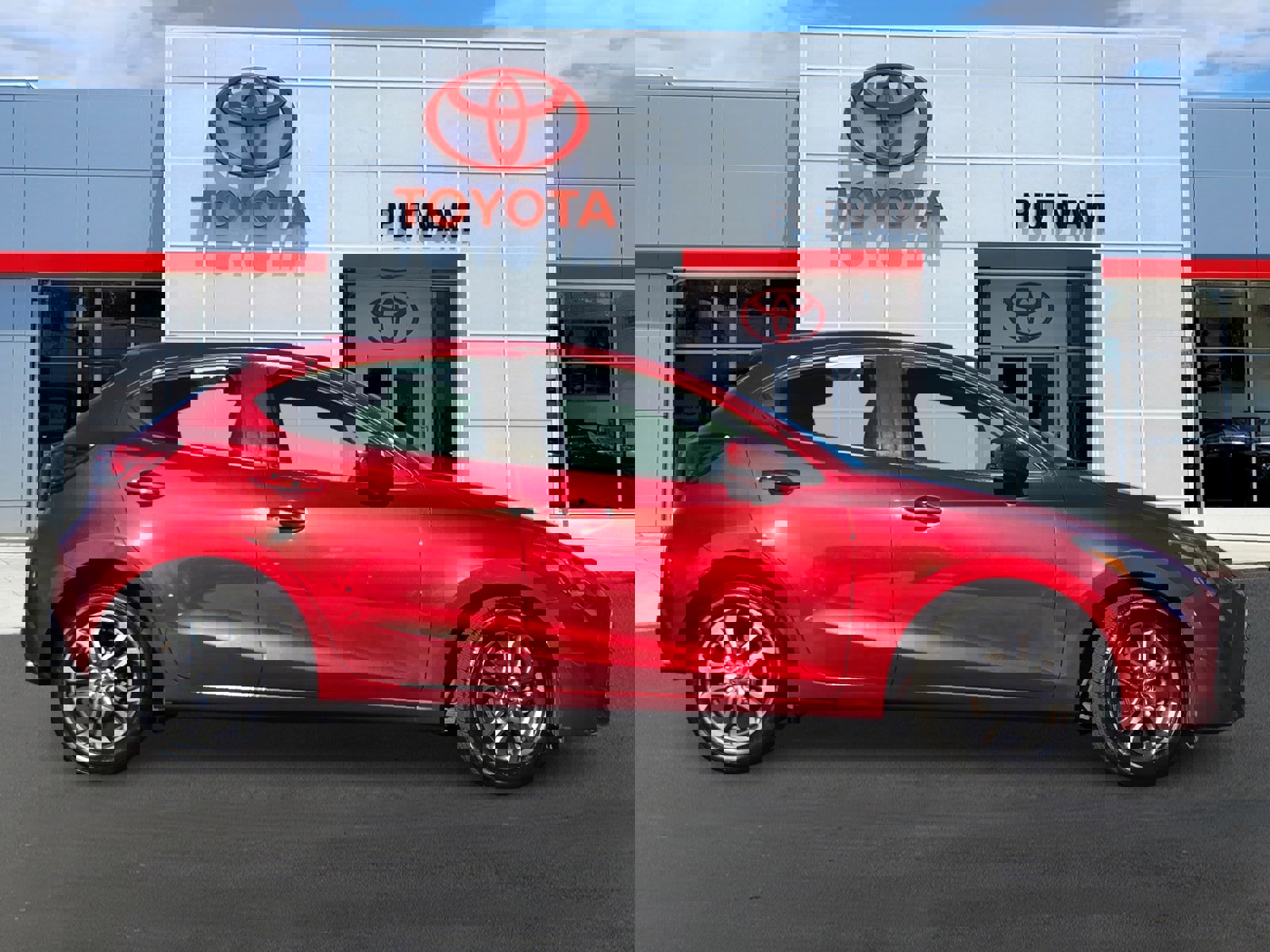 2020 Toyota Yaris LE photo 3