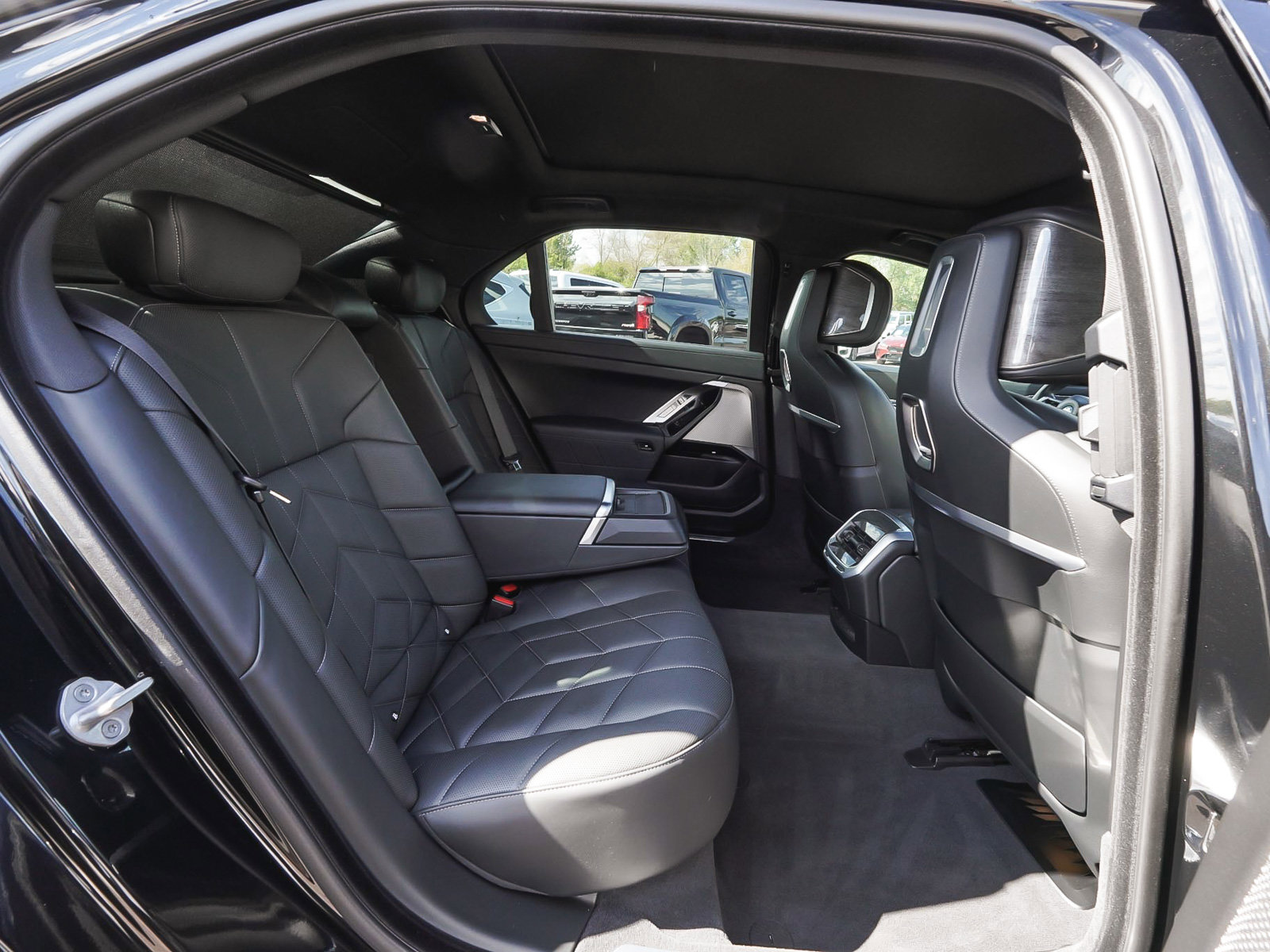2024 BMW 7 Series 750e - Photo 40