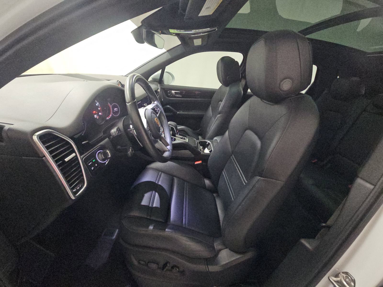 2023 Porsche Cayenne Base photo 3