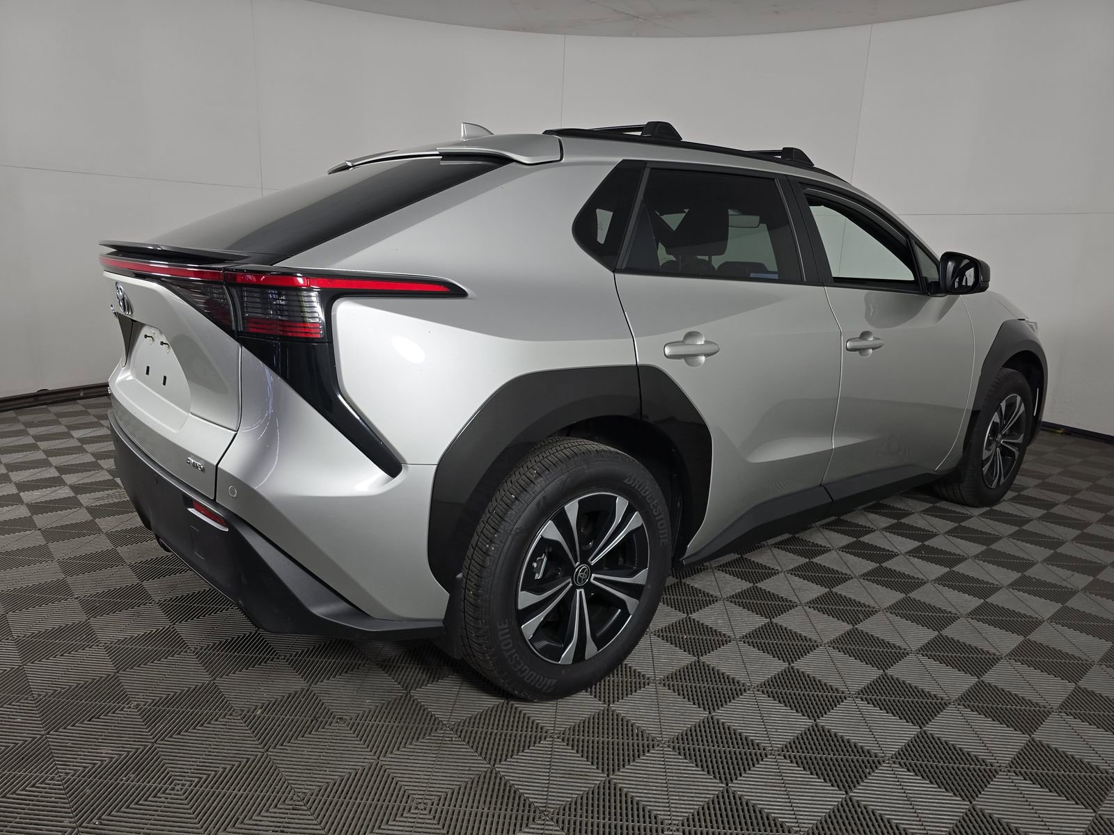 2025 Toyota bZ4X XLE photo 2