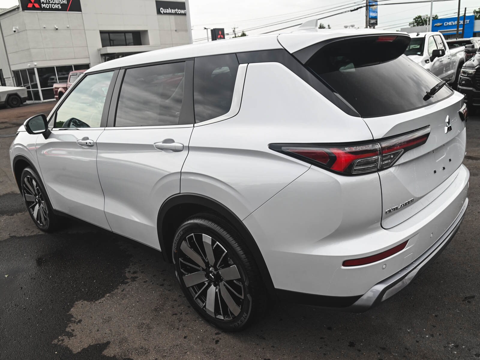 2025 Mitsubishi Outlander SE photo 4