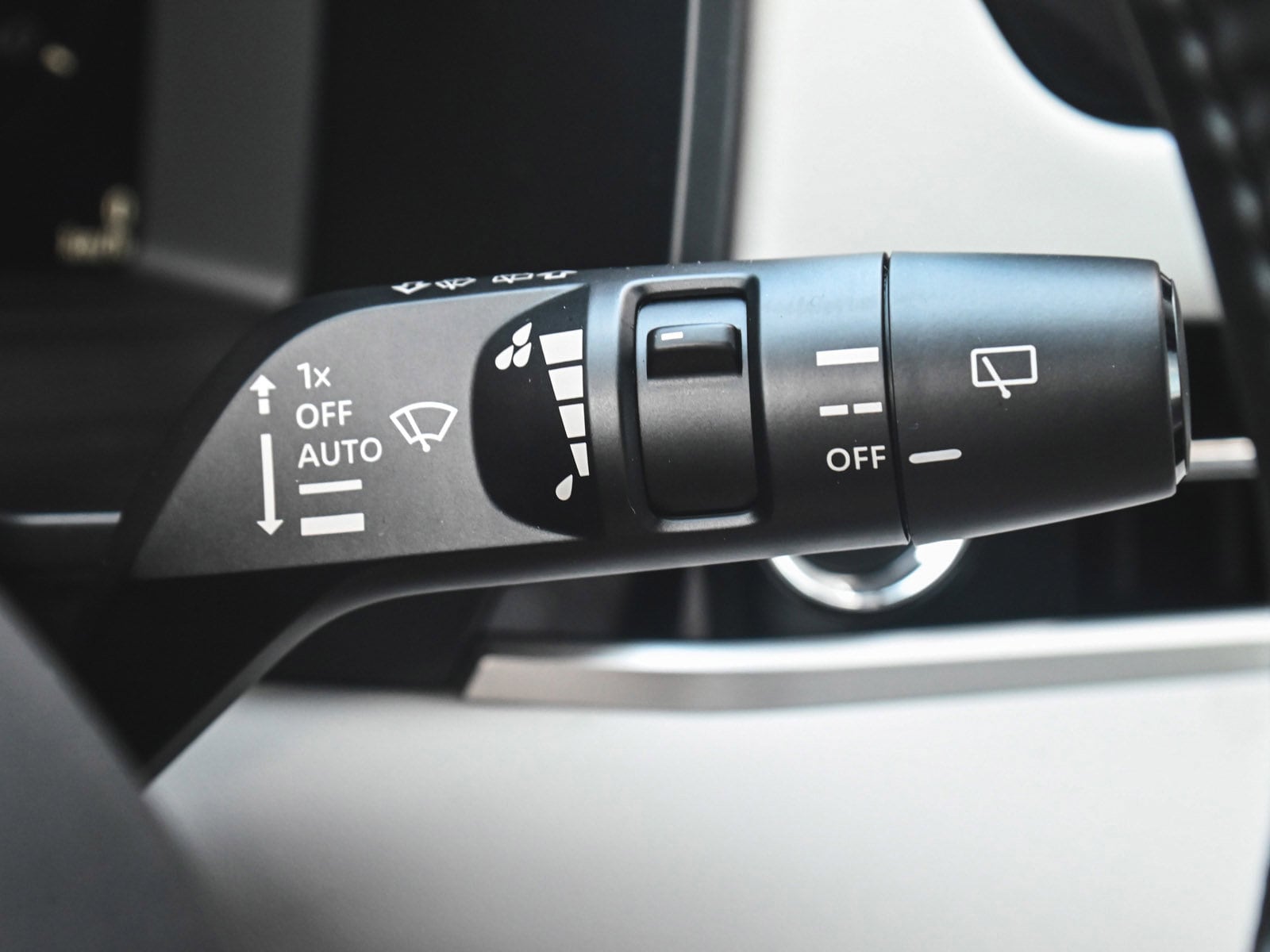 2025 Mitsubishi Outlander SE - Photo 25
