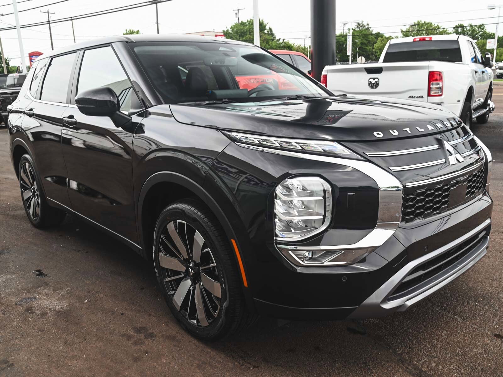 2025 Mitsubishi Outlander SE photo 3