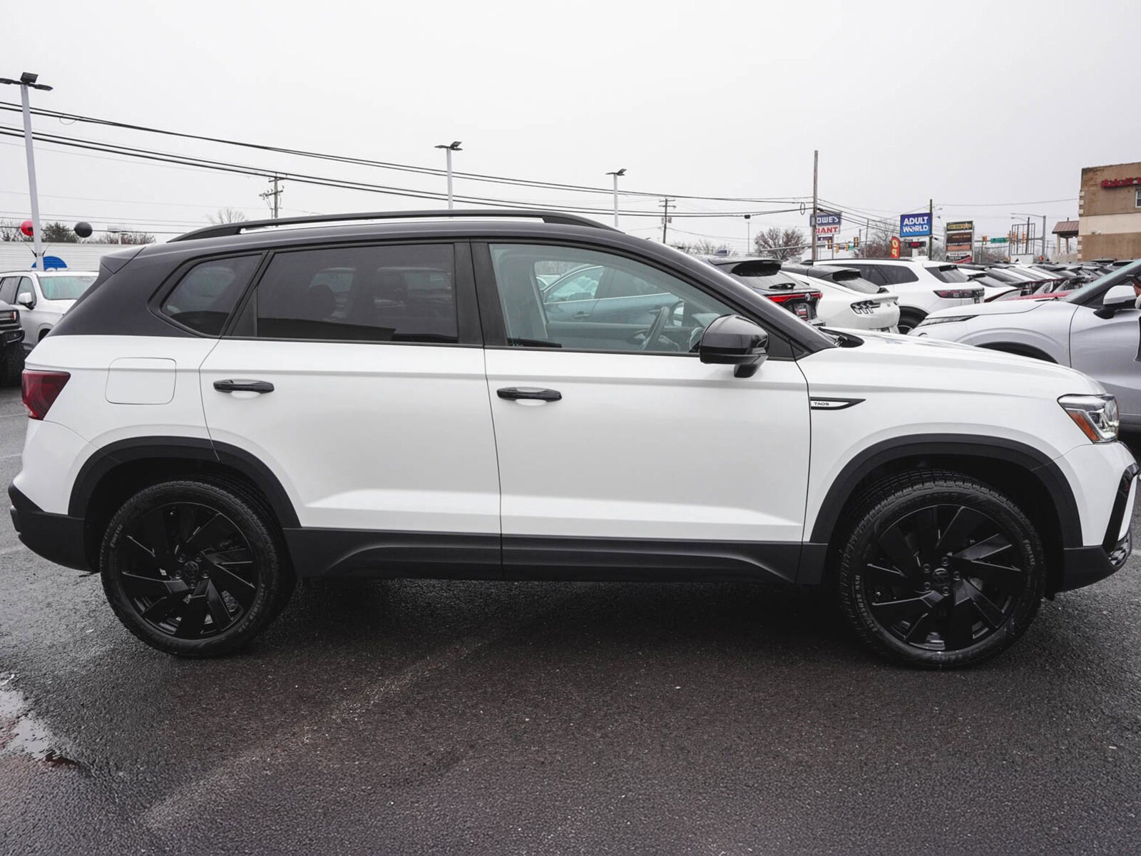 2024 Volkswagen Taos SE photo 4