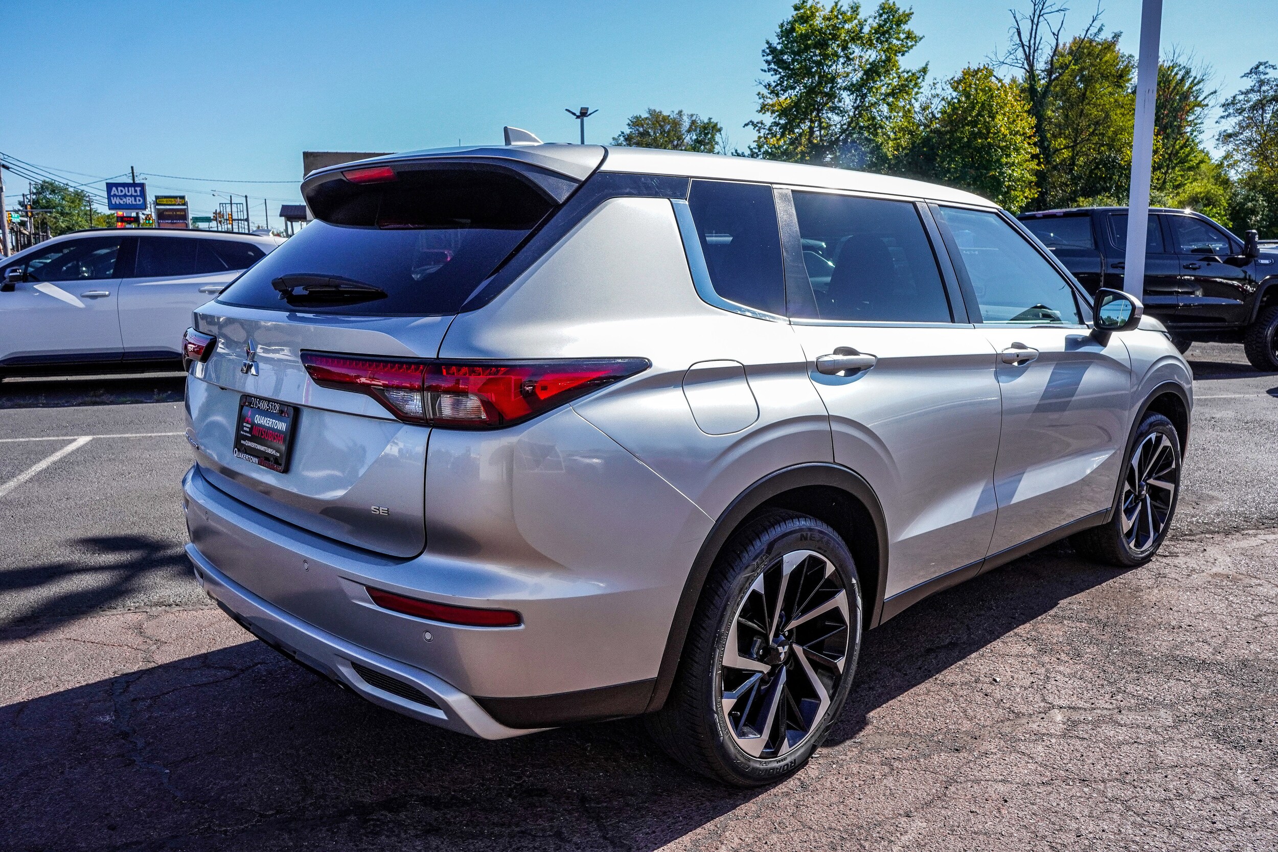 2022 Mitsubishi Outlander Black Edition photo 2