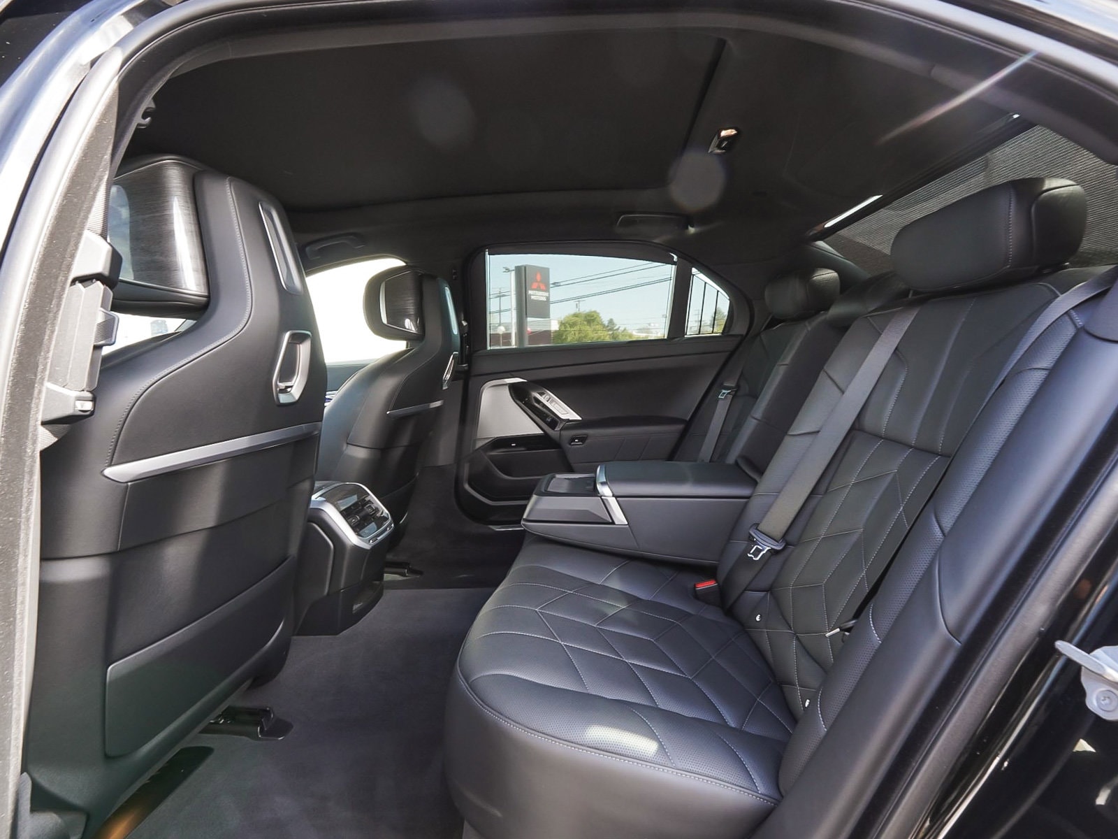 2024 BMW 7 Series 750e - Photo 33
