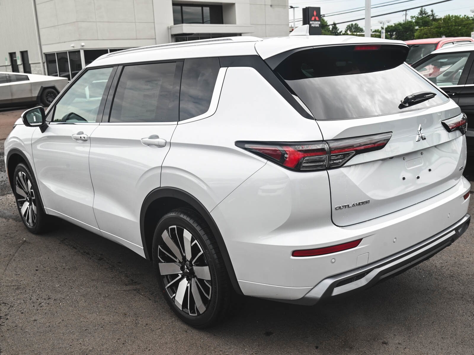 2025 Mitsubishi Outlander SEL photo 4