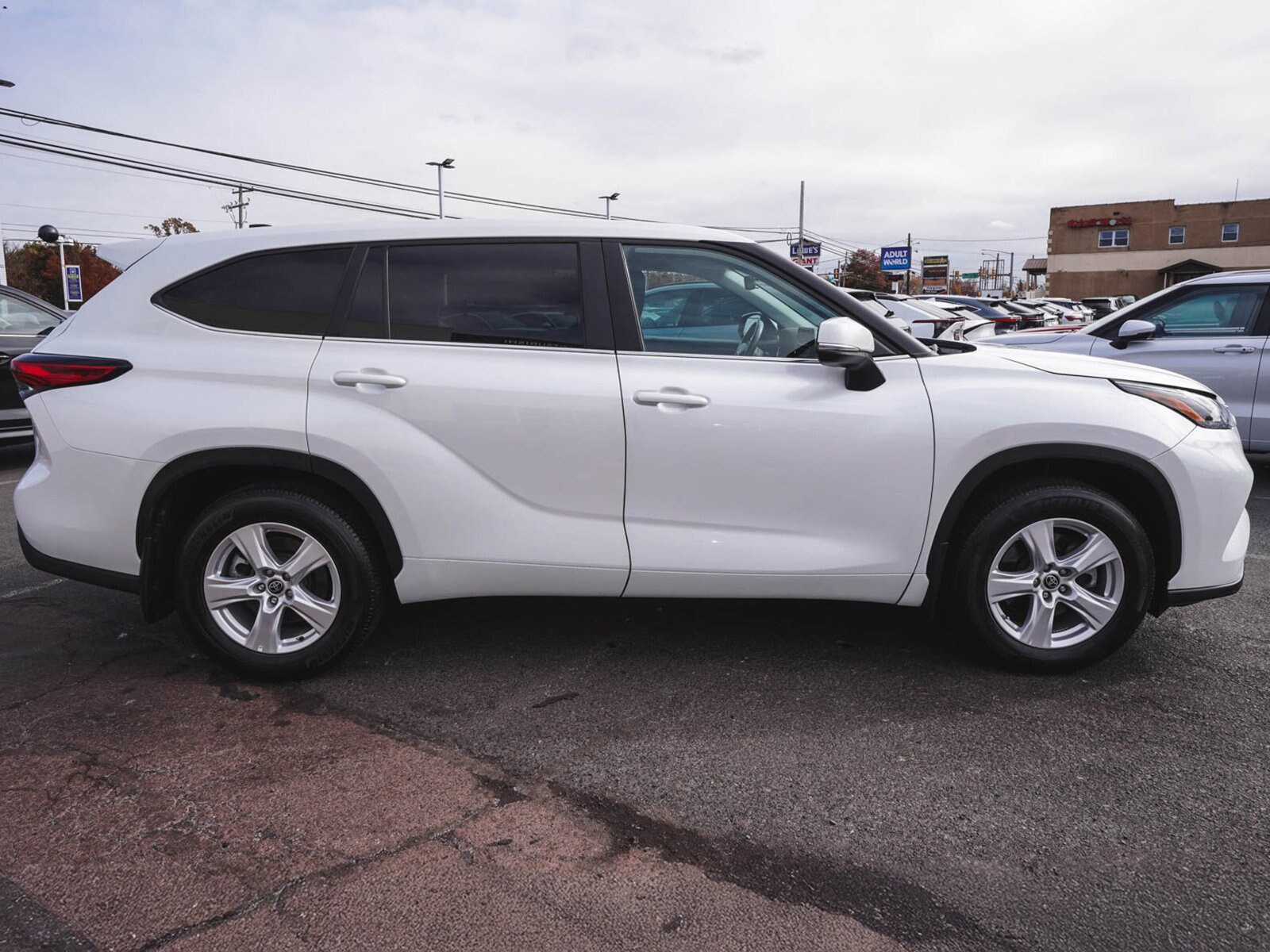 2023 Toyota Highlander LE photo 3