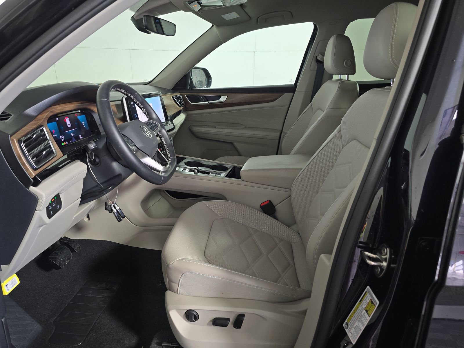 2025 Volkswagen Atlas SE photo 3