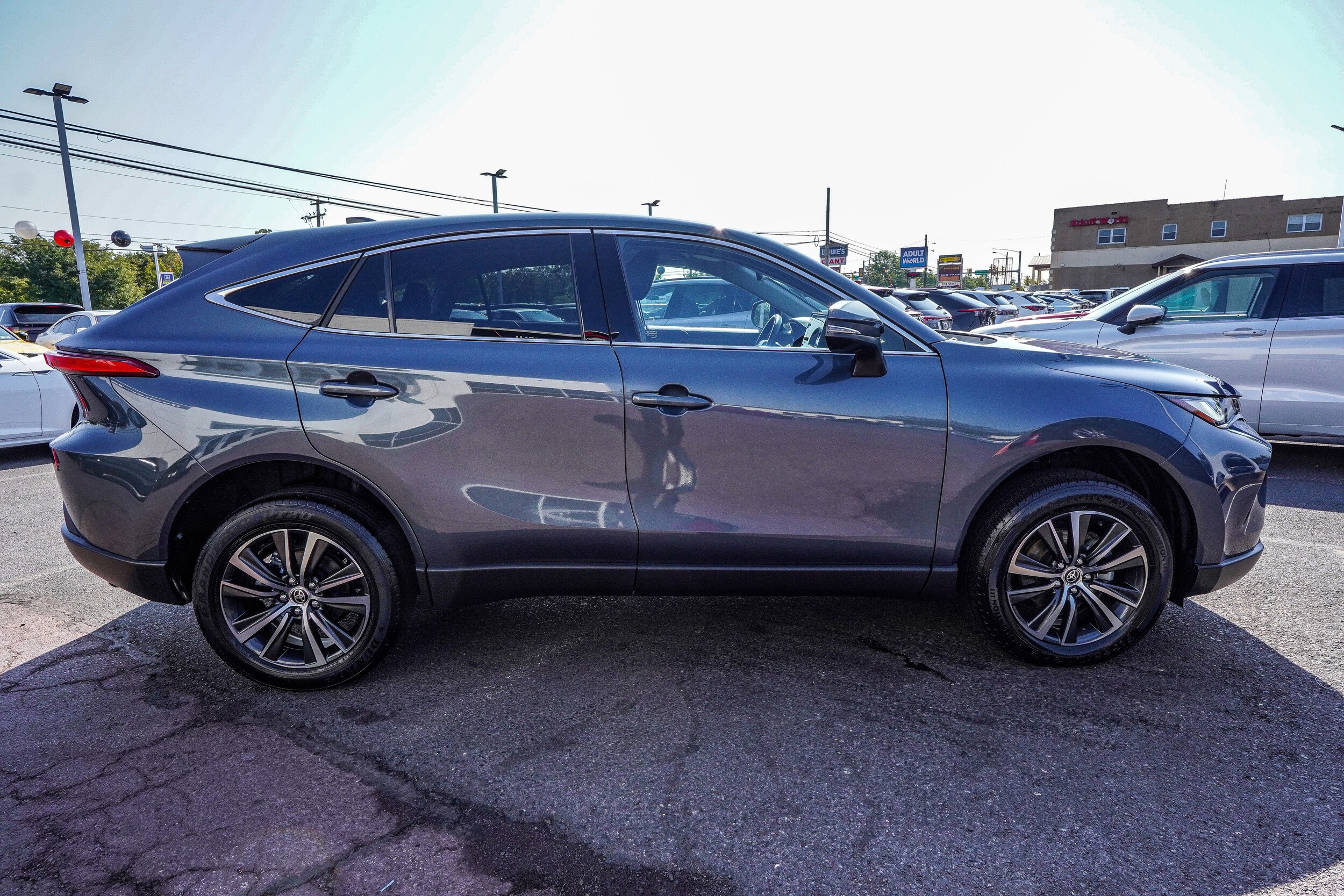 2024 Toyota Venza LE photo 3