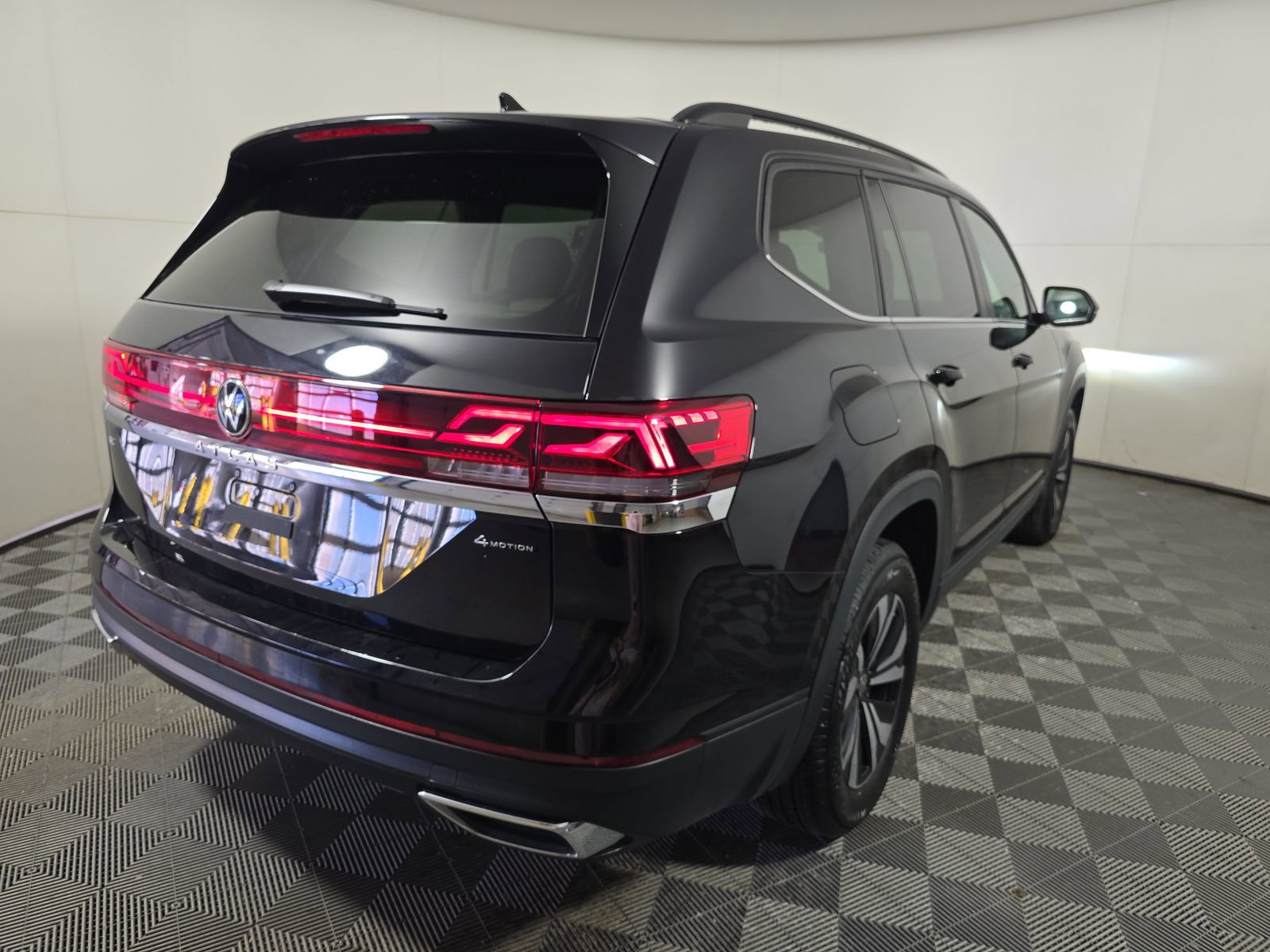 2025 Volkswagen Atlas SE photo 2