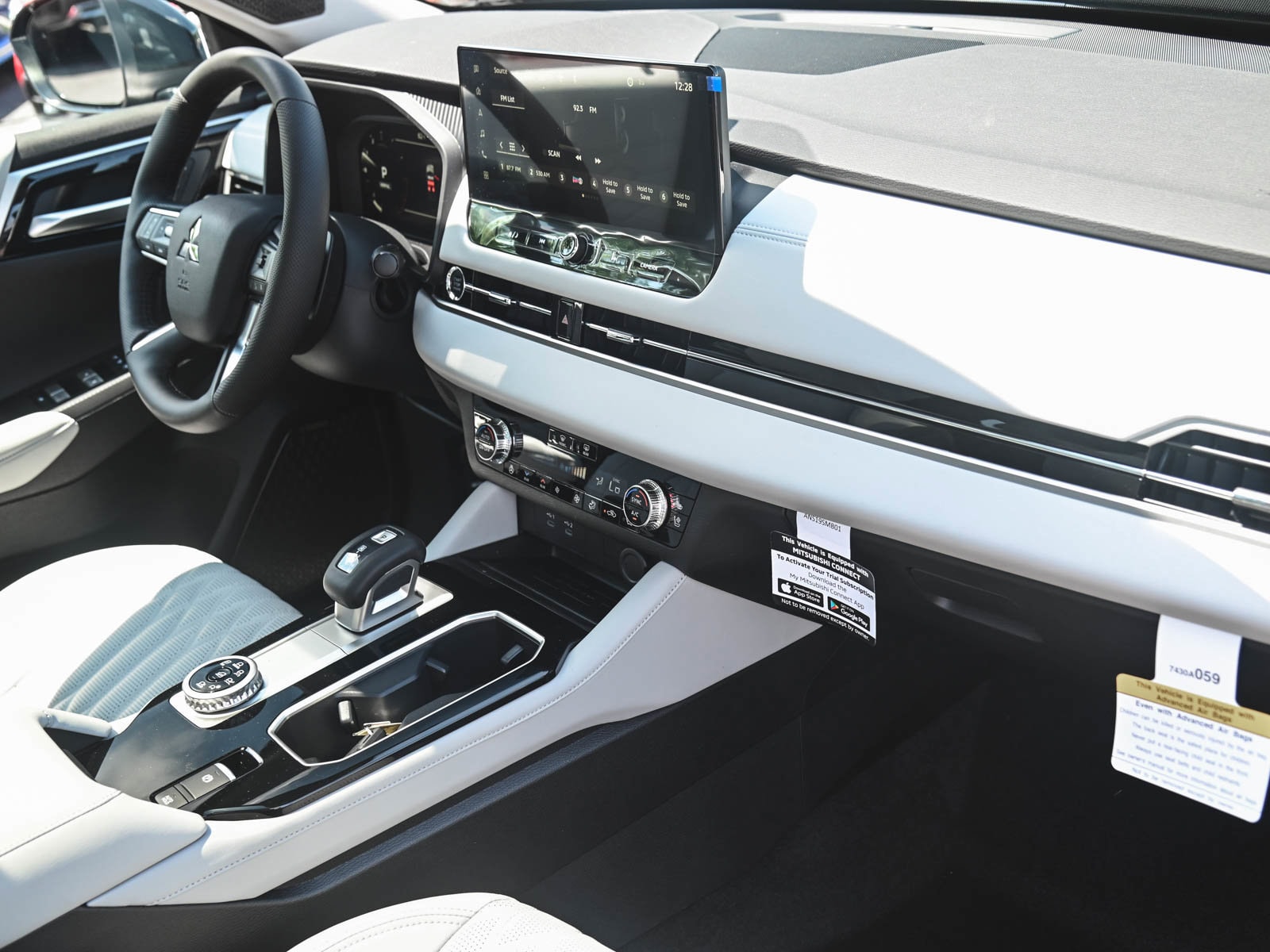 2025 Mitsubishi Outlander SEL Platinum Edition - Photo 32