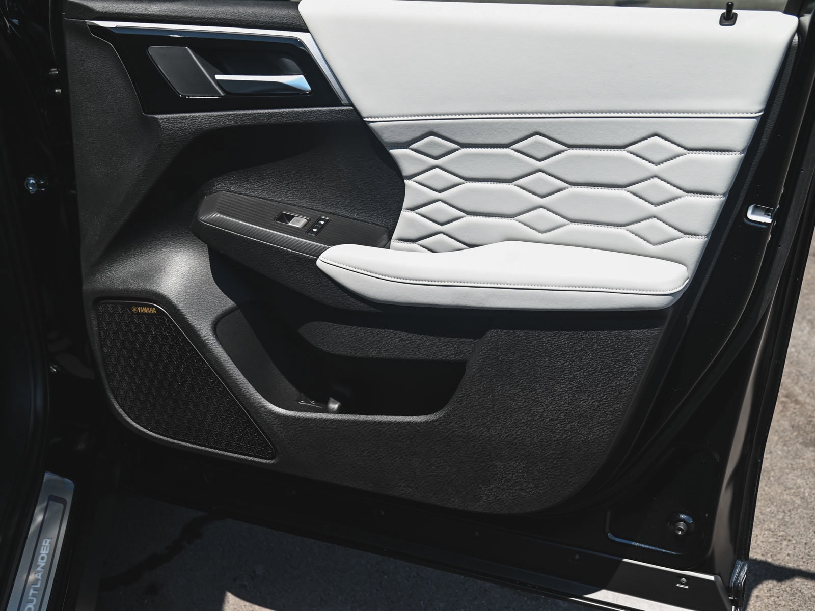 2025 Mitsubishi Outlander SEL Platinum Edition - Photo 10