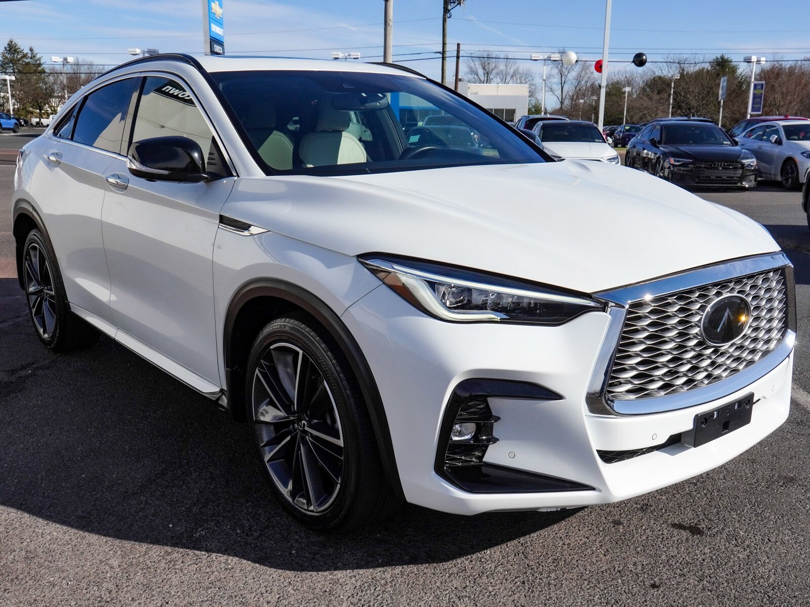 2023 Infiniti QX55 Essential photo 3