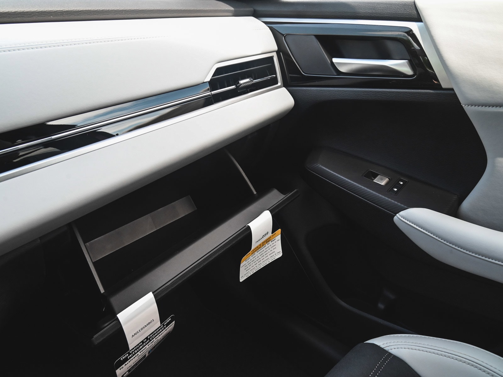 2025 Mitsubishi Outlander SE - Photo 17