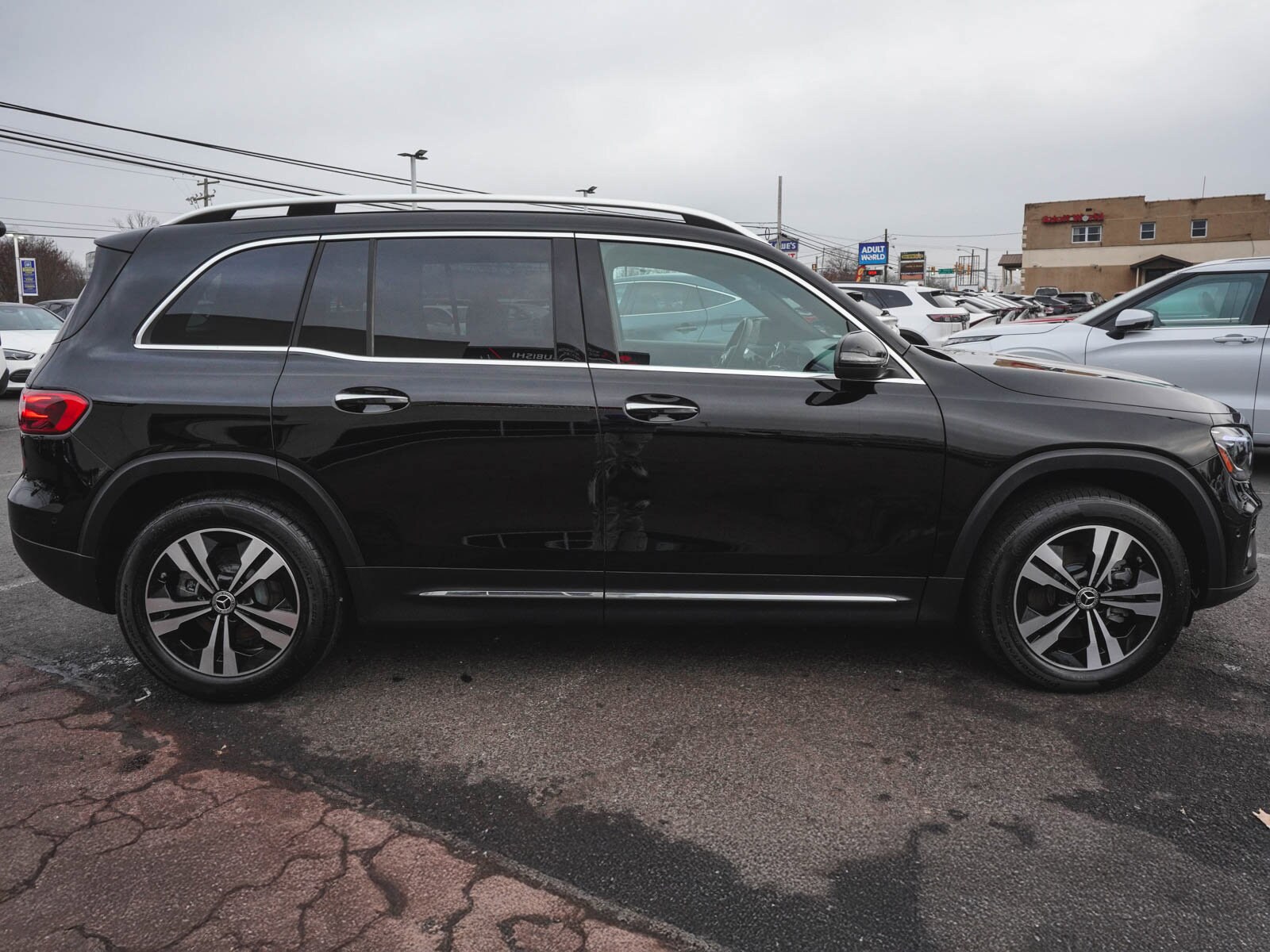 2025 Mercedes Benz GLB 250 4MATIC photo 3