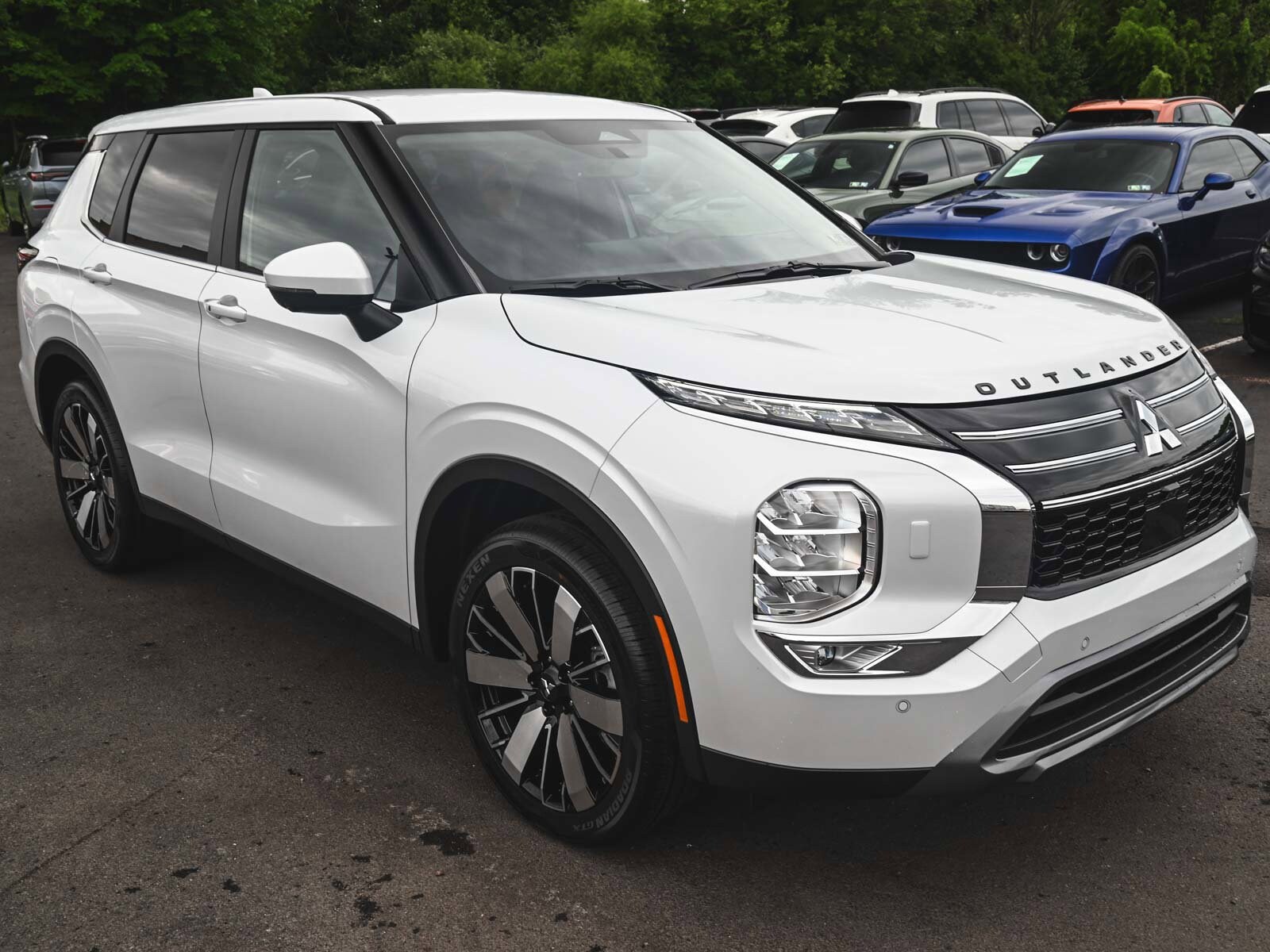 2025 Mitsubishi Outlander SE photo 3