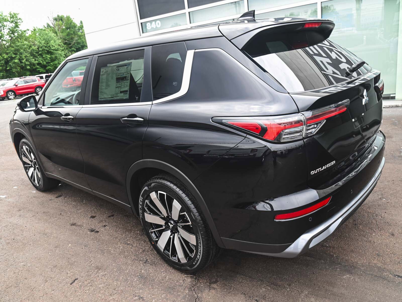 2025 Mitsubishi Outlander SE photo 4