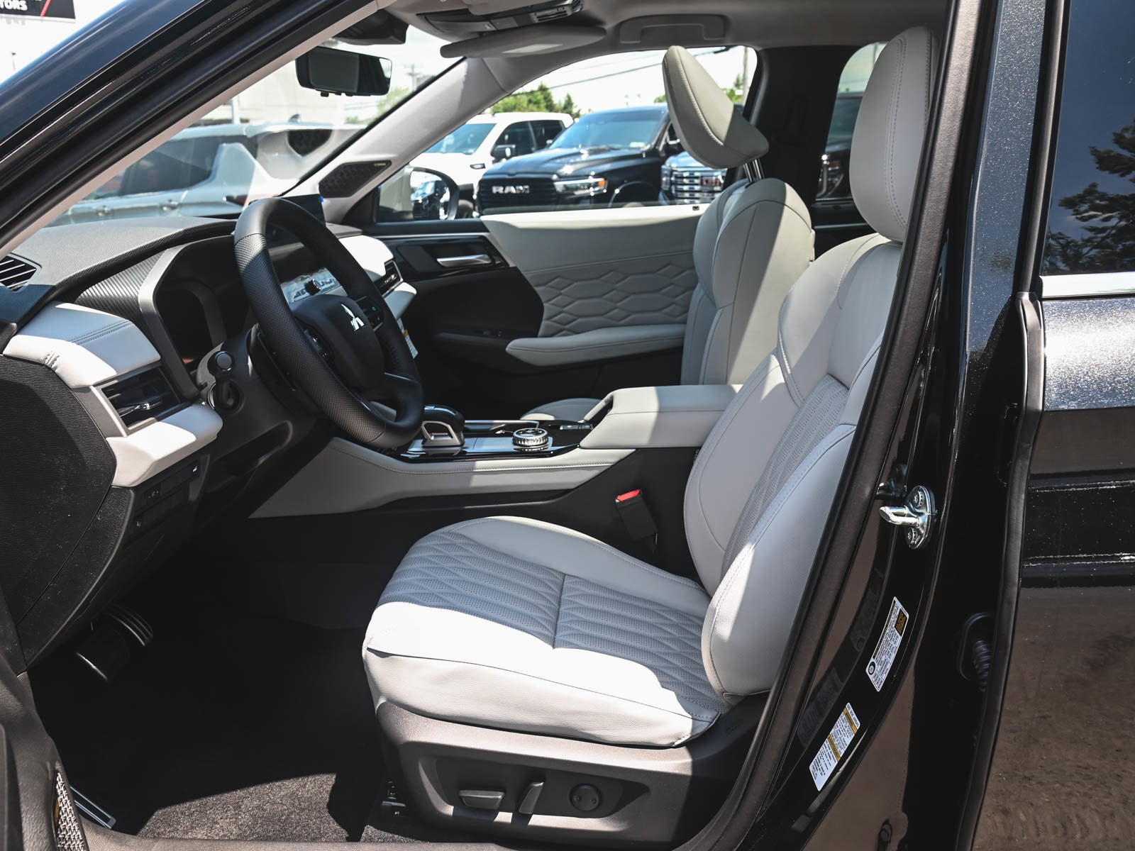 2025 Mitsubishi Outlander SEL Platinum Edition - Photo 26