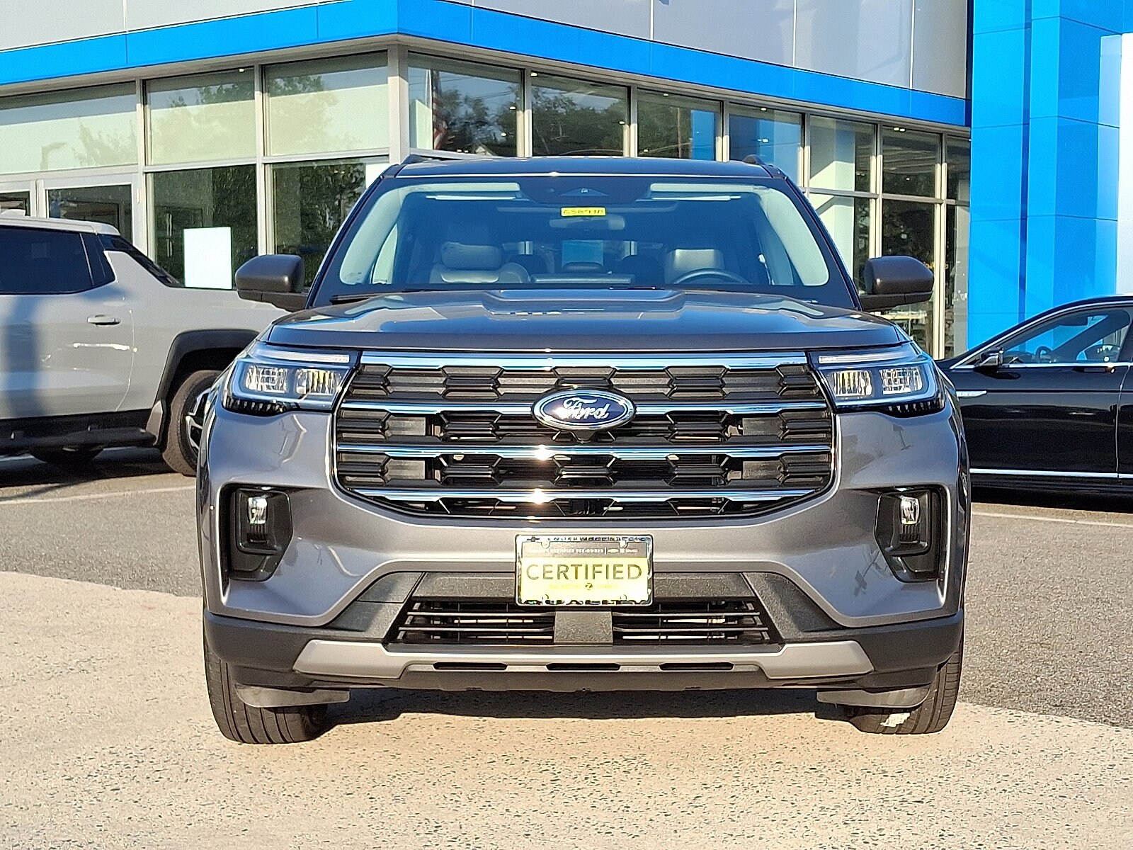 2025 Ford Explorer photo 2