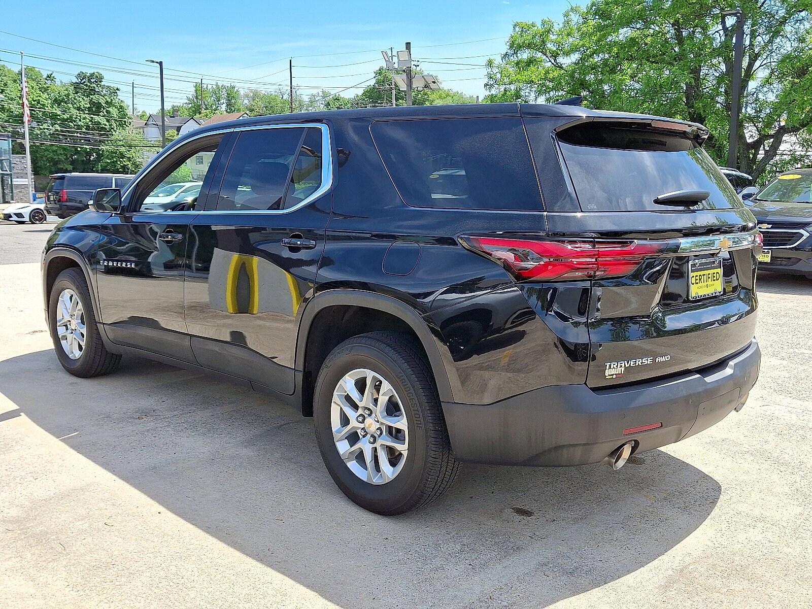 2023 Chevrolet Traverse LS photo 2