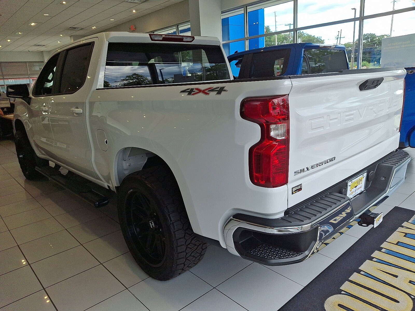 2025 Chevrolet Silverado 1500 LT photo 3