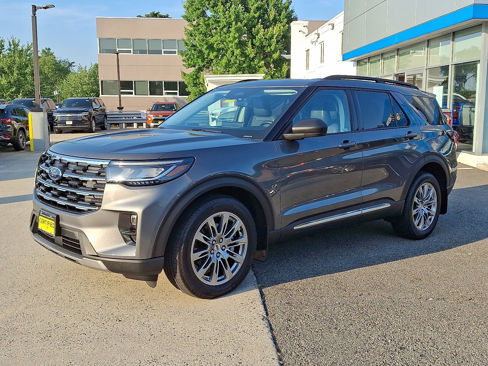 2025 Ford Explorer photo 3