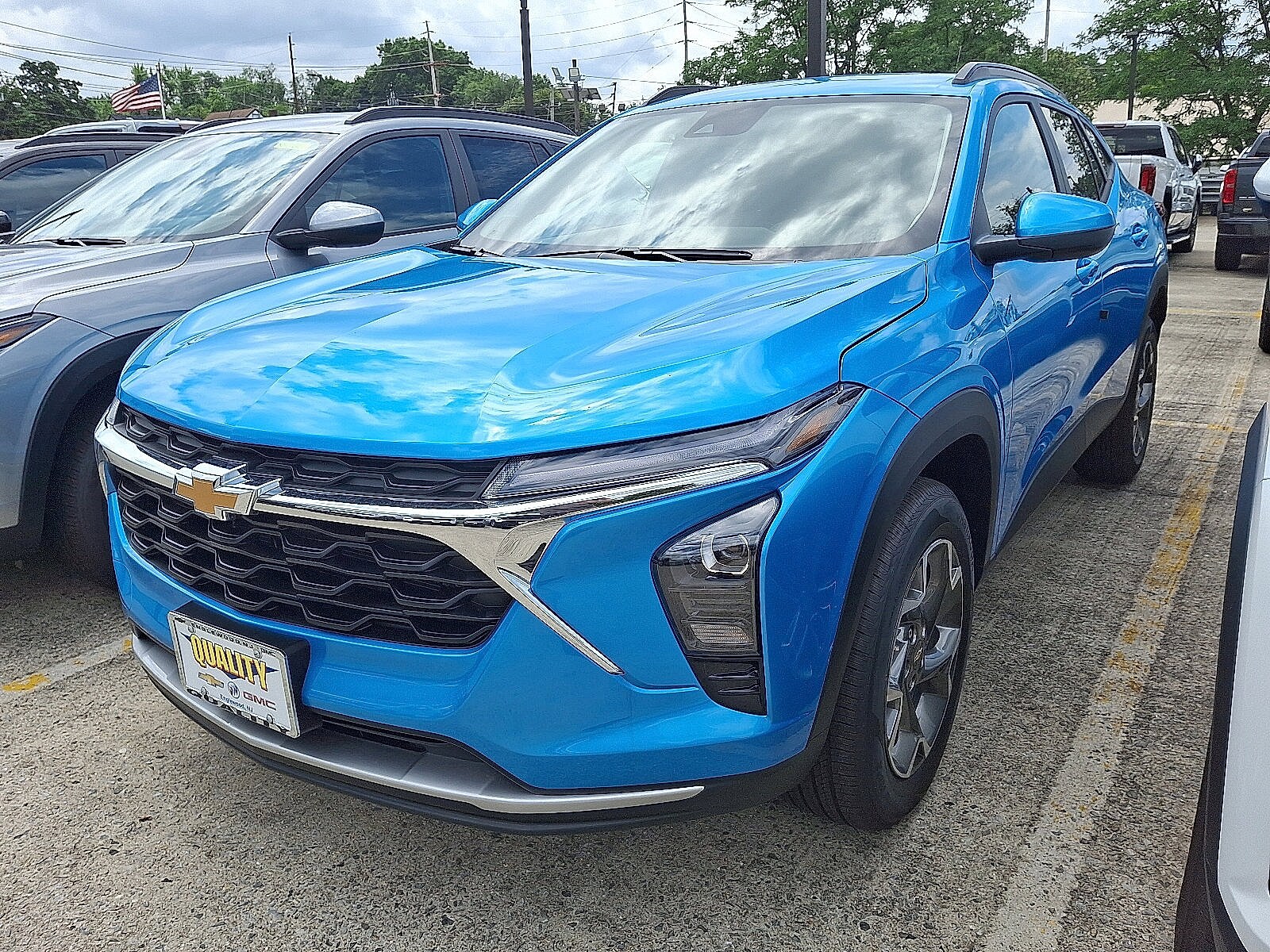 2025 Chevrolet Trax LT photo 2