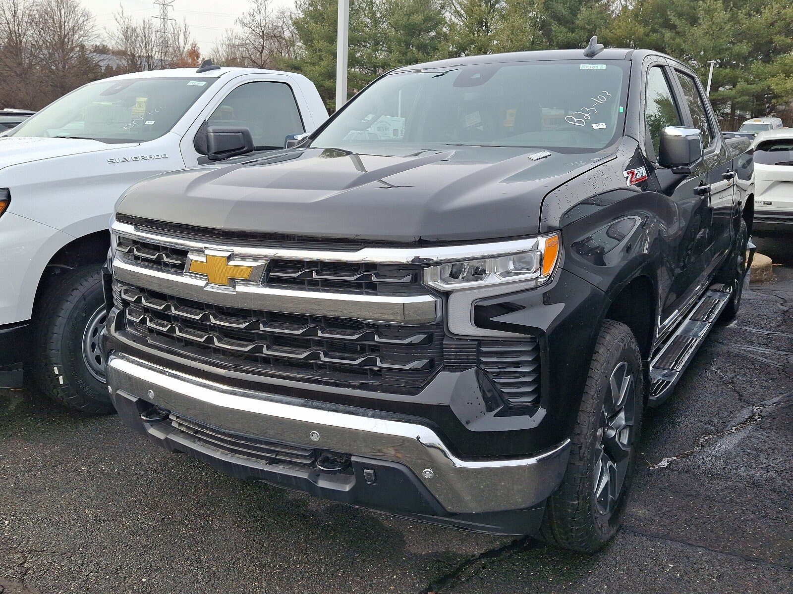 2025 Chevrolet Silverado 1500 LT photo 2