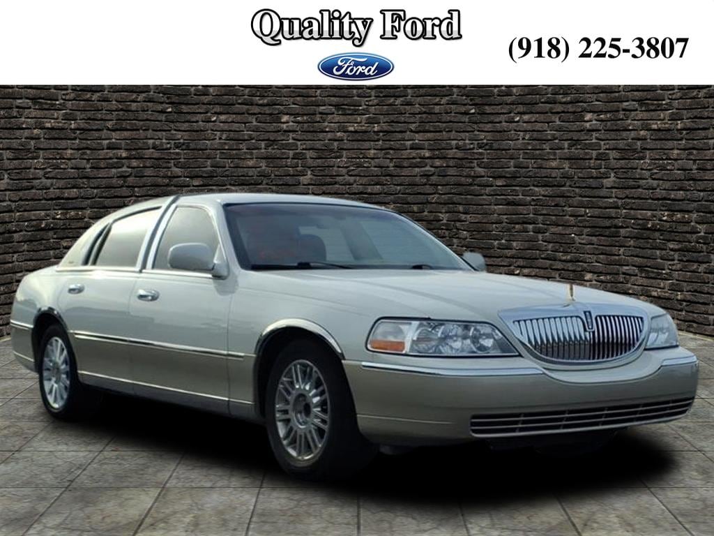 2006 Lincoln Town Car Designer Series's photo