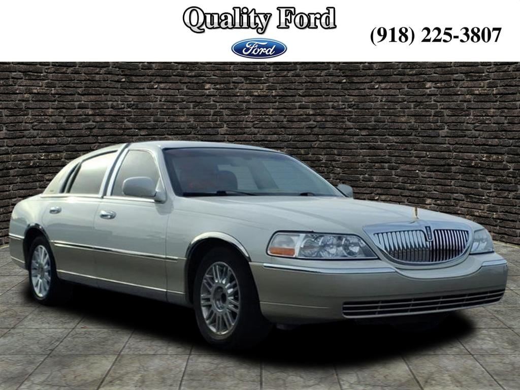2006 Lincoln Town Car Designer Series's photo
