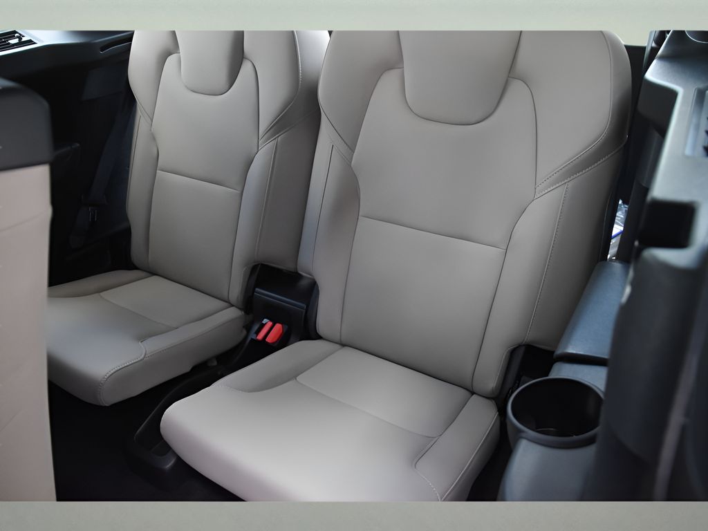 2026 Volvo XC90 Core - Photo 16