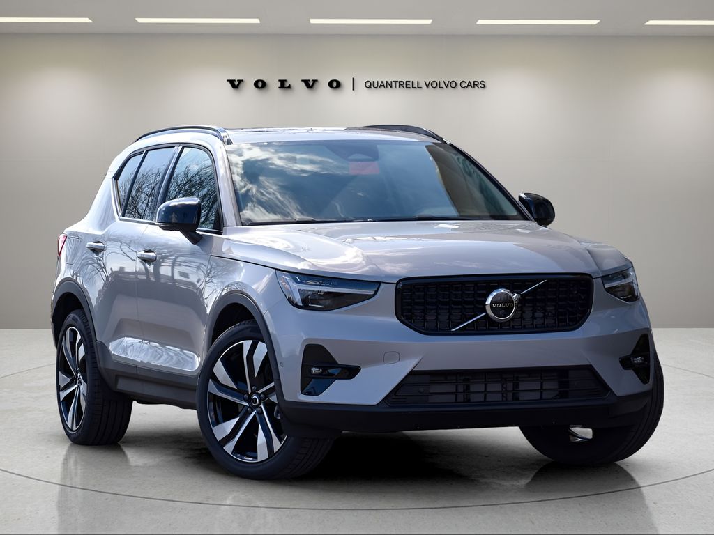 2025 Volvo XC40 B5 Plus Dark Theme