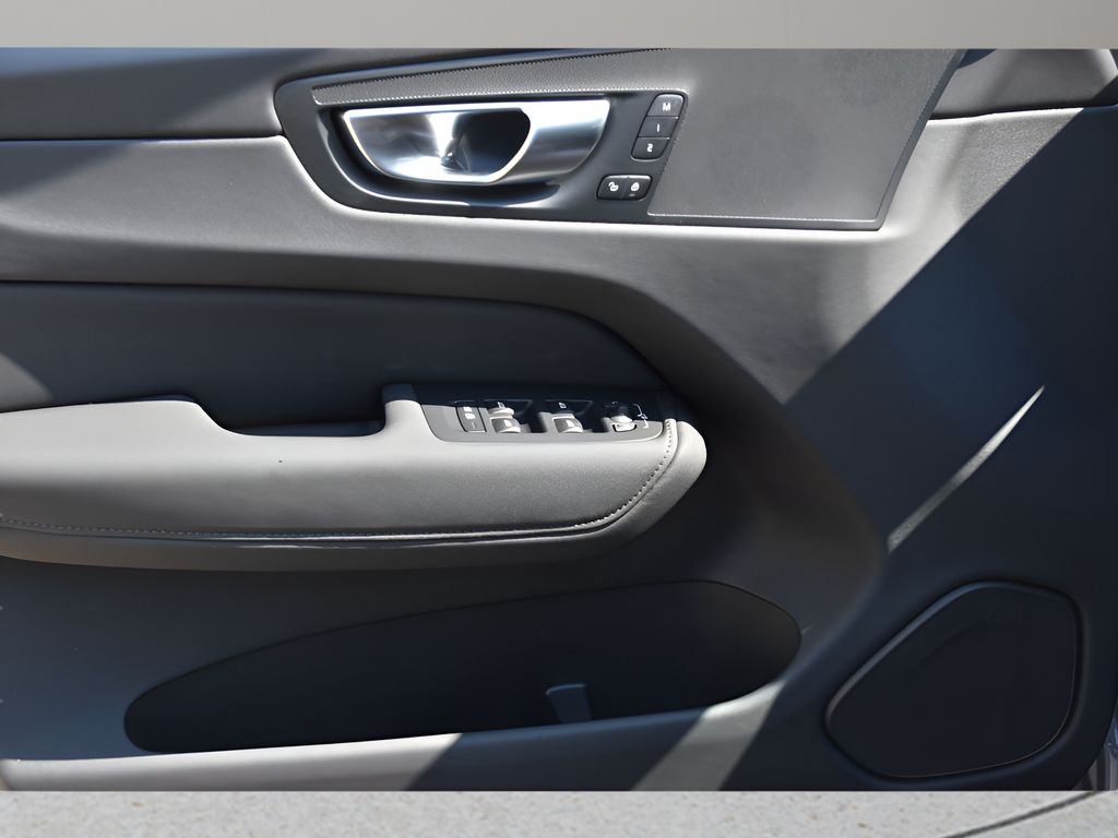 2026 Volvo XC60 Plus - Photo 26